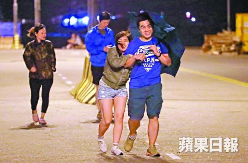 ■受「卡努」影響,本港昨晚刮起大風,市民被吹到頭髮散亂。何家達攝 ■受「卡努」影響,本港昨晚刮起大風,市民被吹到頭髮散亂。何家達攝