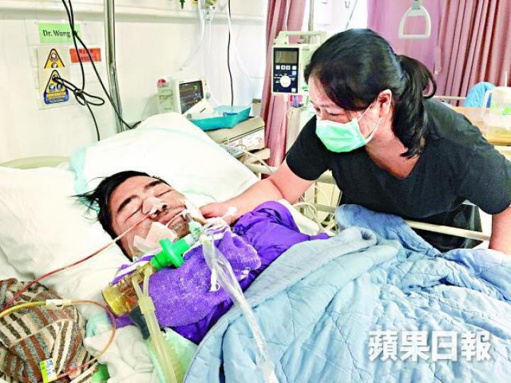 ■羅明光中秋翌日在內地乘巴士時病發昏迷至今,其妻多日來不離不棄照顧。周子惇攝 ■羅明光中秋翌日在內地乘巴士時病發昏迷至今,其妻多日來不離不棄照顧。周子惇攝