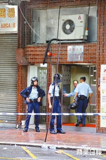 ■鐵皮屋一支近3米長角鐵被吹落街直插石屎地面。文兆麟攝■深水埗一間天台鐵皮屋的簷篷組件昨被強風吹塌。互聯網■警員在涉事大廈天台鐵皮屋調查。■鐵皮屋簷篷壓毀停泊路邊的兩架私家車。 ■鐵皮屋一支近3米長角鐵被吹落街直插石屎地面。文兆麟攝■深水埗一間天台鐵皮屋的簷篷組件昨被強風吹塌。互聯網■警員在涉事大廈天台鐵皮屋調查。■鐵皮屋簷篷壓毀停泊路邊的兩架私家車。