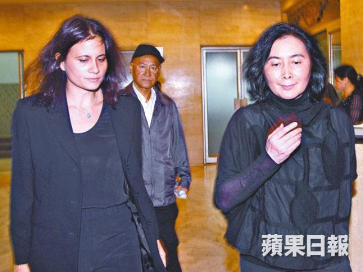 ■麥慧貞(右)帶同女兒Ana到靈堂打點。■有指麥舜銘唔准人探十姑娘,會告人擅闖民居。資料圖片■十姑娘兒子麥家興上月因喉癌病逝,家人噚日八號風球下為佢設靈。■賭王二房何超瓊(右)同何超蕸送別表哥麥家興。 ■麥慧貞(右)帶同女兒Ana到靈堂打點。■有指麥舜銘唔准人探十姑娘,會告人擅闖民居。資料圖片■十姑娘兒子麥家興上月因喉癌病逝,家人噚日八號風球下為佢設靈。■賭王二房何超瓊(右)同何超蕸送別表哥麥家興。