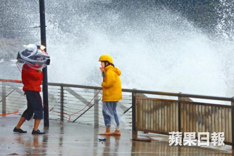 【杏花邨】■電視台記者在採訪時遇到巨浪拍打上岸邊。李家皓攝 【杏花邨】■電視台記者在採訪時遇到巨浪拍打上岸邊。李家皓攝