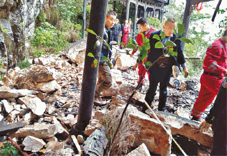 ■落石意外現場滿地石塊,增加救援難度。■王雪紅(前右)、葛世強(後排左)及李志強(後排右)出事前曾合照。 ■落石意外現場滿地石塊,增加救援難度。■王雪紅(前右)、葛世強(後排左)及李志強(後排右)出事前曾合照。