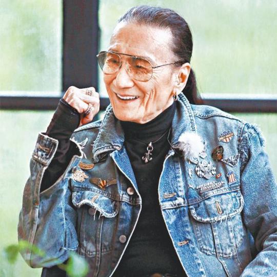 ■謝賢在節目中自揭現在過着獨居老人生活。微博圖片■(左起)婷婷、霆鋒、四哥、拉姑不時見面。資料圖片■四哥拿着龜殼表示將來要來陪葬。電視圖片■四哥在節目中公開霆鋒BB時期三點全露沖涼照片。微博圖片■四哥非常懷念與霆鋒釣魚的時光。微博圖片 ■謝賢在節目中自揭現在過着獨居老人生活。微博圖片■(左起)婷婷、霆鋒、四哥、拉姑不時見面。資料圖片■四哥拿着龜殼表示將來要來陪葬。電視圖片■四哥在節目中公開霆鋒BB時期三點全露沖涼照片。微博圖片■四哥非常懷念與霆鋒釣魚的時光。微博圖片