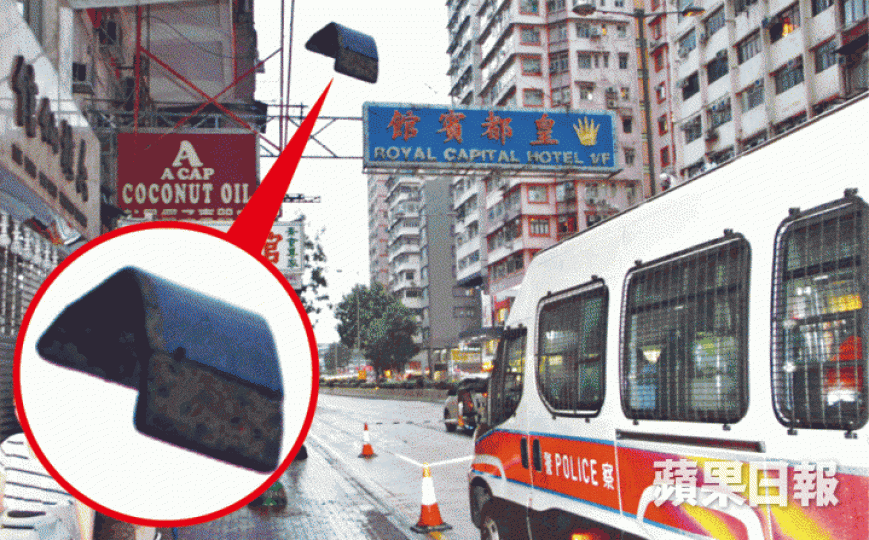 【油麻地】■一張床褥被吹落街,卡在招牌的鋼線上。溫文學攝 【油麻地】■一張床褥被吹落街,卡在招牌的鋼線上。溫文學攝