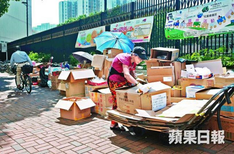 ■回收業界上月中停收廢紙3日,最近紙皮價格回升,不少長者再出動執拾廢紙。王心義攝上水回收店負責人朱先生 ■回收業界上月中停收廢紙3日,最近紙皮價格回升,不少長者再出動執拾廢紙。王心義攝上水回收店負責人朱先生
