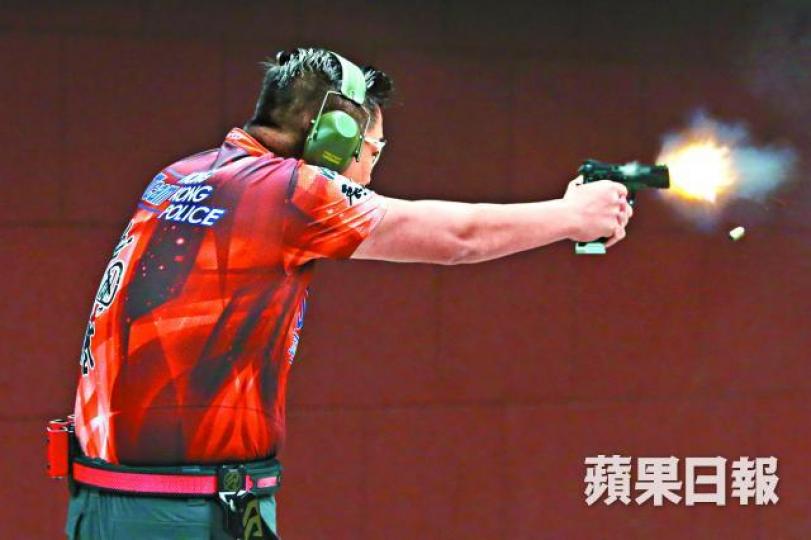■不少人因希望體驗俗稱「槍跳」的射擊後撞力及火藥味而加入射擊會。王子俊攝■電影中的槍械瞄準器會射出紅光,警察射擊會稱只屬戲劇效果。互聯網 ■不少人因希望體驗俗稱「槍跳」的射擊後撞力及火藥味而加入射擊會。王子俊攝■電影中的槍械瞄準器會射出紅光,警察射擊會稱只屬戲劇效果。互聯網