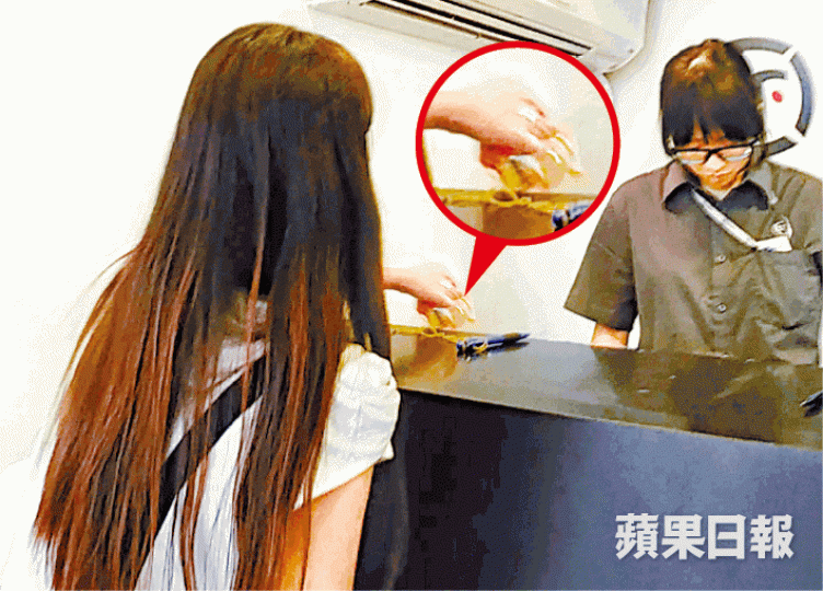 ■記者日前尾隨騙徒,發現對方正寄出軟糖。 ■記者日前尾隨騙徒,發現對方正寄出軟糖。