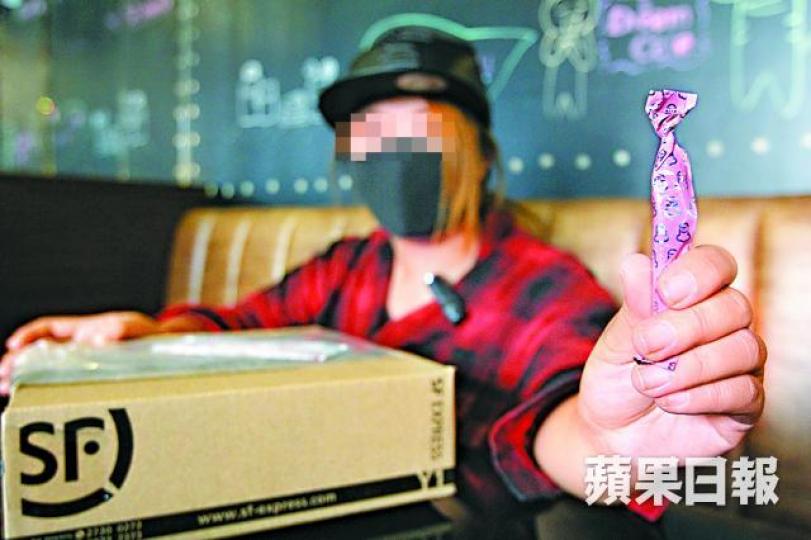 ■有事主打開郵包後發現只有一條手指餅。 ■有事主打開郵包後發現只有一條手指餅。