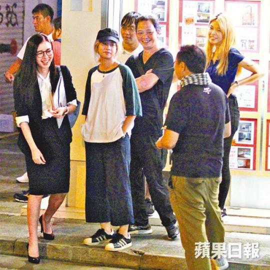 ■麥明詩(左)只是拍攝一個丟垃圾鏡頭,工作人員卻準備了一小時。
■麥明詩(左)只是拍攝一個丟垃圾鏡頭,工作人員卻準備了一小時。