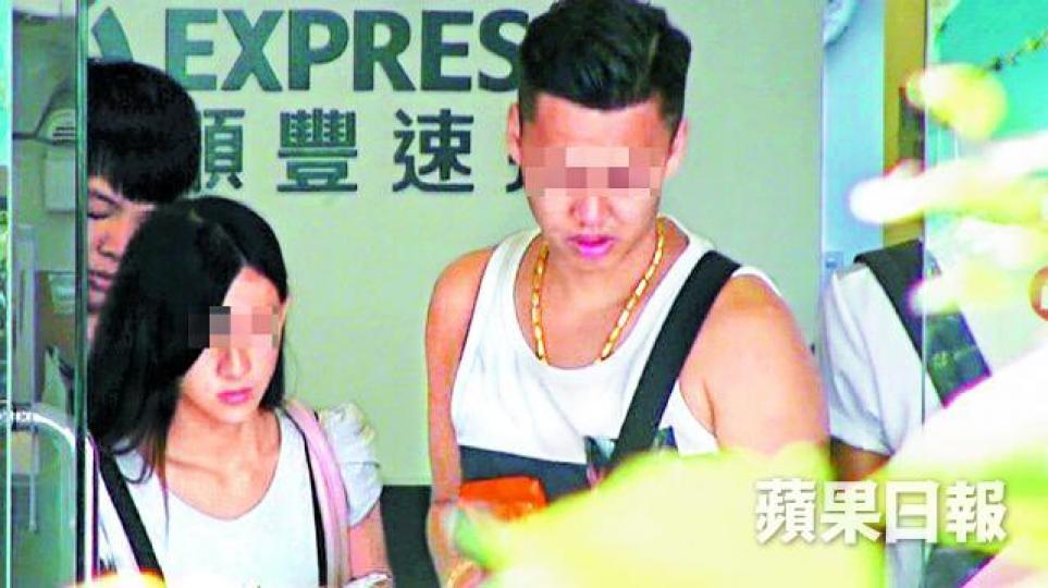 ■行騙夫妻檔不時到順豐寄貨。莊建鑫攝■騙徒從網上下載玻璃鞋圖片(左圖)招徠,有買家稱收貨後卻是一對膠鞋(右圖)。 ■行騙夫妻檔不時到順豐寄貨。莊建鑫攝■騙徒從網上下載玻璃鞋圖片(左圖)招徠,有買家稱收貨後卻是一對膠鞋(右圖)。
