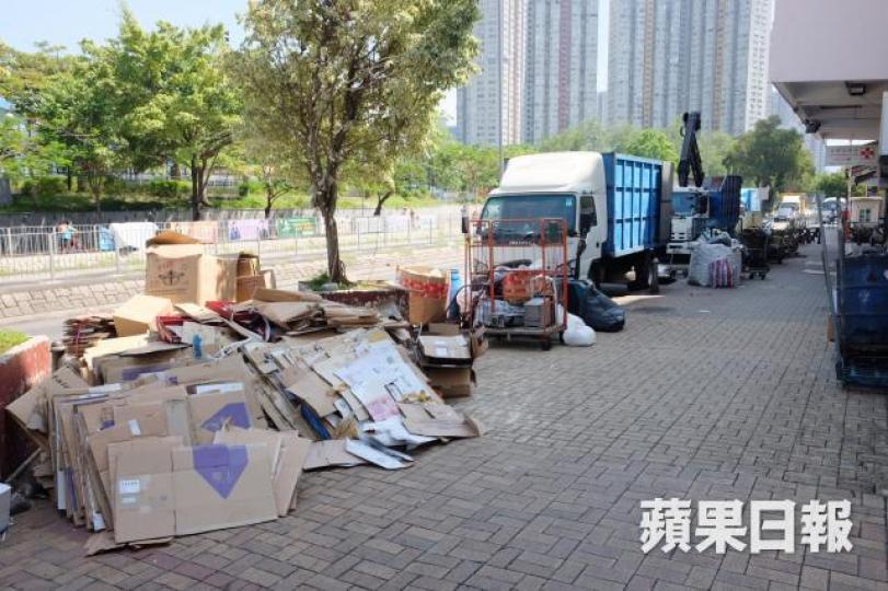■近年多了內地人來港拾紙皮,屢與本地公公婆婆起衝突。 ■近年多了內地人來港拾紙皮,屢與本地公公婆婆起衝突。