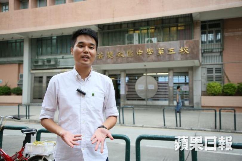 ■蘇嘉豪指女友和母親是他的最強後盾;其身後的聖若瑟教區中學第五校是蘇的母校。《蘋果》記者攝
■蘇嘉豪指女友和母親是他的最強後盾;其身後的聖若瑟教區中學第五校是蘇的母校。《蘋果》記者攝