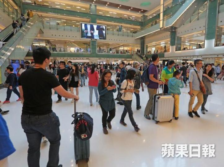 ■香港服務業在世界各地可以說是數一數二,所以香港仍吸引內地客購物,是有原因的。資料圖片 ■香港服務業在世界各地可以說是數一數二,所以香港仍吸引內地客購物,是有原因的。資料圖片