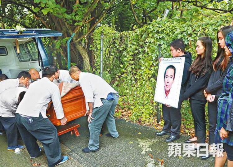 ■麥家興的子女望着父親的靈柩,神情哀傷。■十姑娘長女麥慧貞(左)昨日偕女兒Anna到場打點。 ■麥家興的子女望着父親的靈柩,神情哀傷。■十姑娘長女麥慧貞(左)昨日偕女兒Anna到場打點。