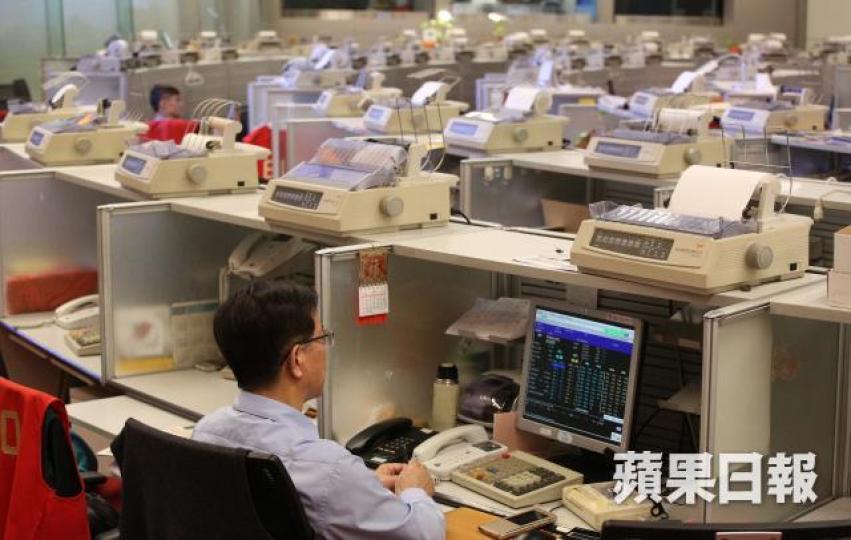 ■港股在金融股及騰訊造好下,再創近十年高。李潤芳攝
■港股在金融股及騰訊造好下,再創近十年高。李潤芳攝
