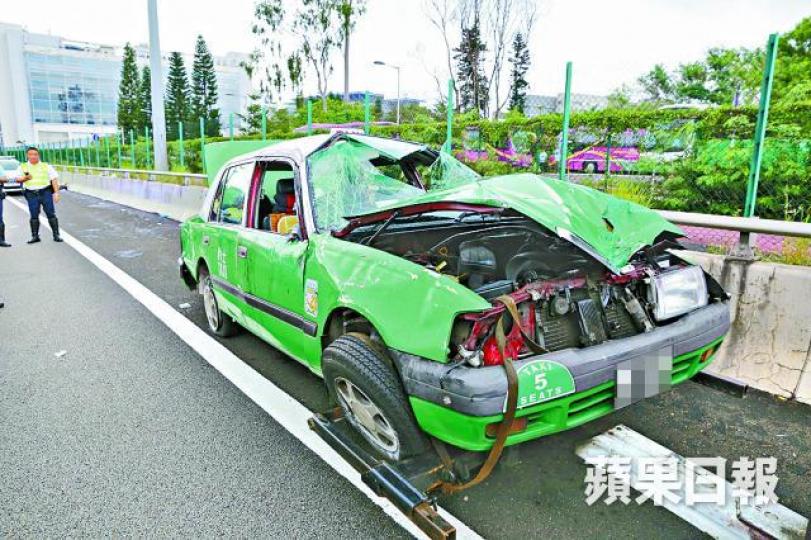 ■涉事的士頭冚被撞凹。 ■涉事的士頭冚被撞凹。