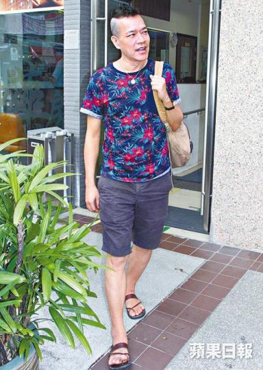 ■洪朝豐昨日確診舌癌後四出求醫,下午到油麻地看中醫。■57歲的洪朝豐積極對抗癌魔,昨現身時精神飽滿,聲音未見沙啞。■洪朝豐心願希望重返主流電台開咪及舉行音樂會。資料圖片 ■洪朝豐昨日確診舌癌後四出求醫,下午到油麻地看中醫。■57歲的洪朝豐積極對抗癌魔,昨現身時精神飽滿,聲音未見沙啞。■洪朝豐心願希望重返主流電台開咪及舉行音樂會。資料圖片