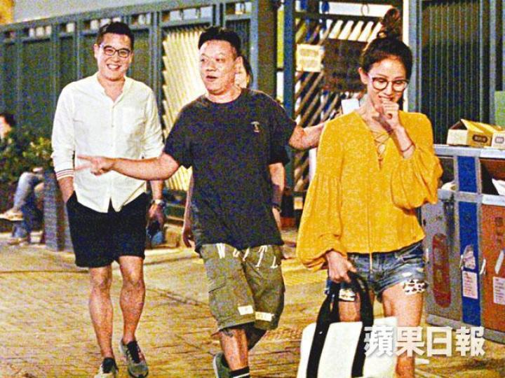 【正印避開】■Toby日前拉隊吃晚飯,正印男友陳基燊怕醜彈開,男友人(中)就爭認是其男友。【當街撒嬌】■男友人玩視像通話,Toby風騷亂入又唧對方肚,陳基燊似乎已見怪不怪。DV圖片【眉來眼去】■Toby與大隻仔男友陳基燊排排坐開餐,不時眉來眼去互冧。 【正印避開】■Toby日前拉隊吃晚飯,正印男友陳基燊怕醜彈開,男友人(中)就爭認是其男友。【當街撒嬌】■男友人玩視像通話,Toby風騷亂入又唧對方肚,陳基燊似乎已見怪不怪。DV圖片【眉來眼去】■Toby與大隻仔男友陳基燊排排坐開餐,不時眉來眼去互冧。