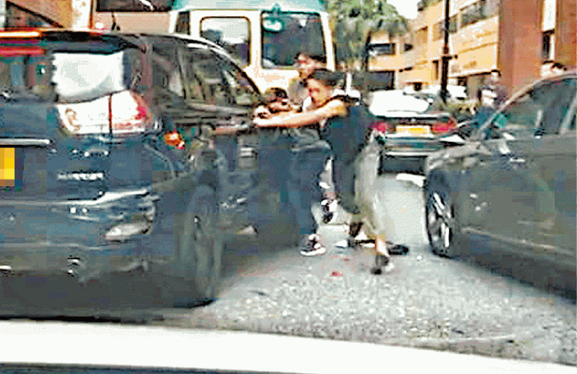 ■凌志倒車撞開福士（右）後，兩關員上前圖打開車門。讀者提供圖片■凌志扭向慢線加速，兩關員被拖行倒地。