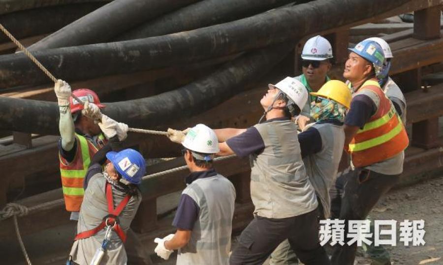 ■因為傳統觀念,很多人不肯入行,結果令到藍領工種更值錢。資料圖片 ■因為傳統觀念,很多人不肯入行,結果令到藍領工種更值錢。資料圖片