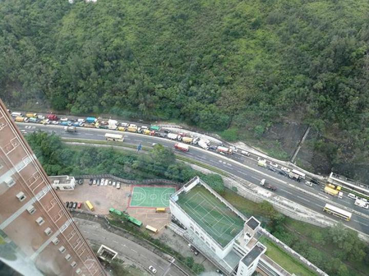 ■車龍由環保大道後延2.4公里至將軍澳游泳池對開。讀者提供圖片