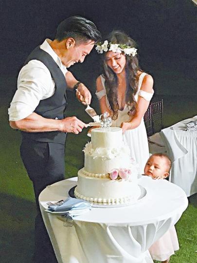 ■安志杰及JC昨日在夏威夷舉行婚禮,切蛋糕時囡囡Tessa表現好奇。互聯網圖片■一對新人交換戒指儀式時,囡囡卻扭計要媽媽JC抱。■安志杰父母專誠到夏威夷出席婚禮。■安志杰娶妻,好友吳建豪及伍允龍當然要飛來見證。 ■安志杰及JC昨日在夏威夷舉行婚禮,切蛋糕時囡囡Tessa表現好奇。互聯網圖片■一對新人交換戒指儀式時,囡囡卻扭計要媽媽JC抱。■安志杰父母專誠到夏威夷出席婚禮。■安志杰娶妻,好友吳建豪及伍允龍當然要飛來見證。