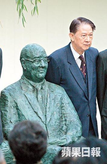 ■馬臨2004年為中大首任校長李卓敏的銅像揭幕。■馬臨1982年訪京,獲當時中共領導人鄧小平接見。 ■馬臨2004年為中大首任校長李卓敏的銅像揭幕。■馬臨1982年訪京,獲當時中共領導人鄧小平接見。