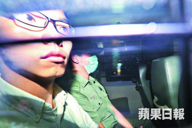 ■黃之鋒已轉往東頭懲教所服刑;圖為上周他為佔旺案上庭受審。
■黃之鋒已轉往東頭懲教所服刑;圖為上周他為佔旺案上庭受審。