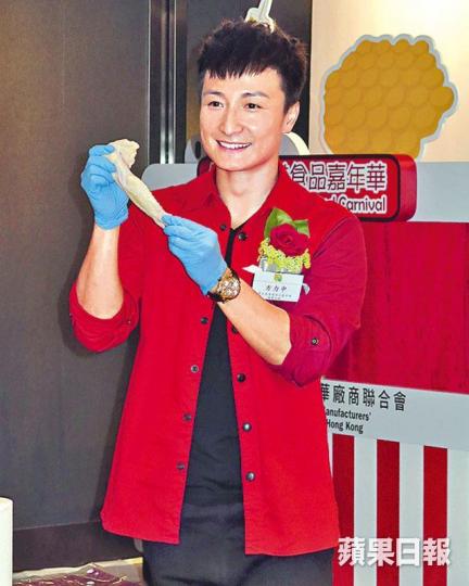 ■方力申表示中秋時傳短訊祝福鄧麗欣媽咪。
■方力申表示中秋時傳短訊祝福鄧麗欣媽咪。