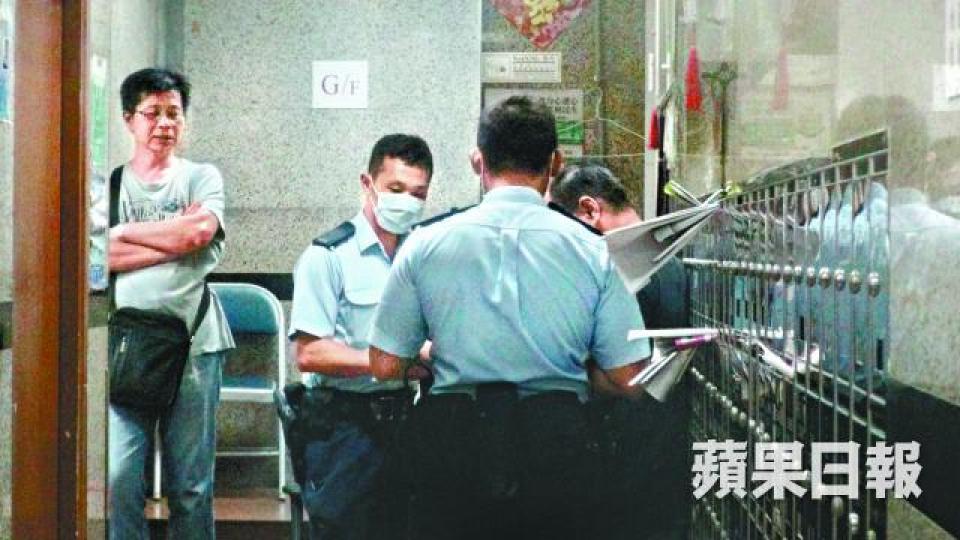 ■警員接報到涉事大廈調查。姜偉康攝
■警員接報到涉事大廈調查。姜偉康攝