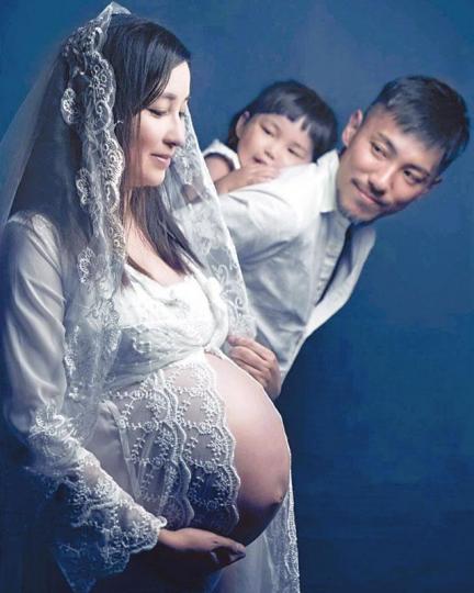 ■麥雅緻早前穿婚紗跟老公張頴康和囡囡影孕照留念。互聯網圖片■張頴康昨笑指被太太麥雅緻擺上枱,在拍照期間突然要他除衫擺甫士。互聯網圖片■麥雅緻日前在fb呻要忍口不能食大閘蟹,惟有益老公。■麥雅緻昨日為張頴康誕下7磅多的「小花生」。 ■麥雅緻早前穿婚紗跟老公張頴康和囡囡影孕照留念。互聯網圖片■張頴康昨笑指被太太麥雅緻擺上枱,在拍照期間突然要他除衫擺甫士。互聯網圖片■麥雅緻日前在fb呻要忍口不能食大閘蟹,惟有益老公。■麥雅緻昨日為張頴康誕下7磅多的「小花生」。