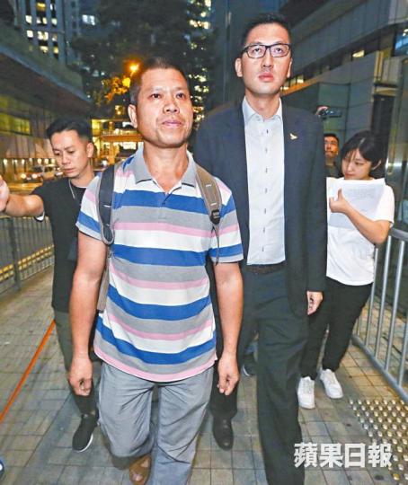 ■自稱涉刀嚇法官的男子昨傍晚由林卓廷陪同下到警署自首。王子俊攝 ■自稱涉刀嚇法官的男子昨傍晚由林卓廷陪同下到警署自首。王子俊攝