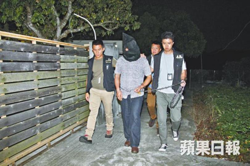 ■警方昨晚押送疑犯到坪輋住所調查。黎家駒攝■警方撿獲一把菜刀。 ■警方昨晚押送疑犯到坪輋住所調查。黎家駒攝■警方撿獲一把菜刀。