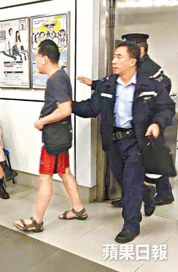 ■懷疑偷拍裙底的男子被警方拘捕。 ■懷疑偷拍裙底的男子被警方拘捕。
