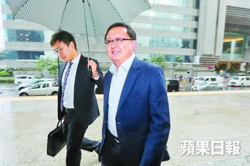 ■黃英豪(右)被控於2009年向上市公司海域化工已故副主席兼執行董事許浩明行賄。 ■黃英豪(右)被控於2009年向上市公司海域化工已故副主席兼執行董事許浩明行賄。