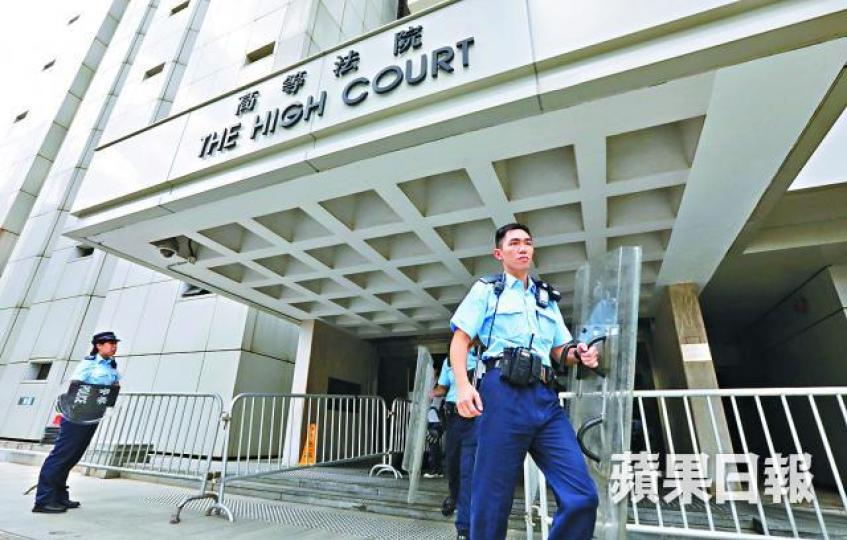 ■警員昨在高院外持盾戒備。 ■警員昨在高院外持盾戒備。