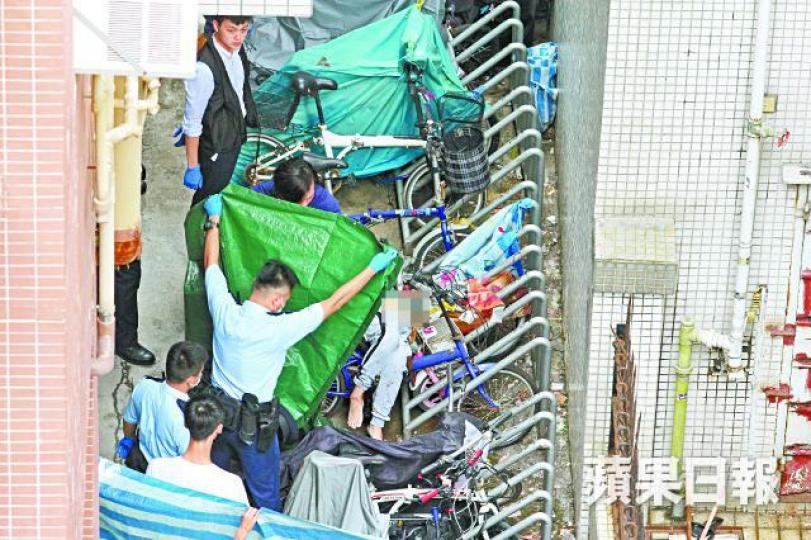 ■孕婦伏屍單車上,警方用帆布遮蓋遺體。周鴻熙攝■死者親友(左)認屍後傷心不已。 ■孕婦伏屍單車上,警方用帆布遮蓋遺體。周鴻熙攝■死者親友(左)認屍後傷心不已。