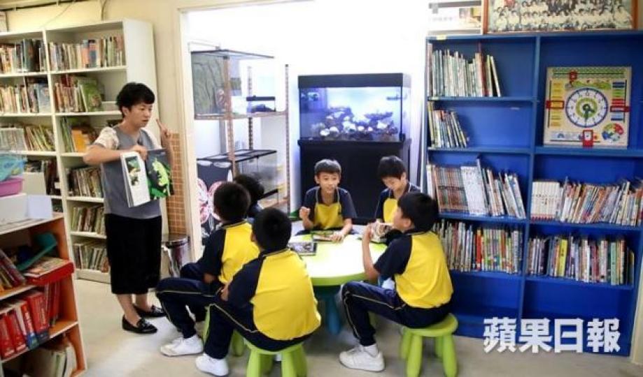 鄭燕妮主任(左)負責「大自然教室」,她指學生透過照顧小動物學會責任感,甚至有學生由暴躁個性慢慢變得溫柔起來。鍚騰(左)和浩霖(右)和可愛小倉鼠玩耍,一臉好奇。兩位小朋友平日活潑好動,但遇見倉鼠竟變得小心翼翼。有位熱心的水族館老闆捐出蜥蜴和金魚等予學校,讓學生可以在大自然教室學習更多動物知識。浩霖在東灣莫羅瑞華學校短短8個月,已經由討厭上學變成積極上進的地壺球隊長,帶領同學衝鋒陷陣。浩霖(中)更曾帶領地壺球隊奪得地區冠軍。鍚騰(左)和浩霖(右)兩位好朋友認識接近一年,於東灣學校一起寄宿生活,在成長 鄭燕妮主任(左)負責「大自然教室」,她指學生透過照顧小動物學會責任感,甚至有學生由暴躁個性慢慢變得溫柔起來。鍚騰(左)和浩霖(右)和可愛小倉鼠玩耍,一臉好奇。兩位小朋友平日活潑好動,但遇見倉鼠竟變得小心翼翼。有位熱心的水族館老闆捐出蜥蜴和金魚等予學校,讓學生可以在大自然教室學習更多動物知識。浩霖在東灣莫羅瑞華學校短短8個月,已經由討厭上學變成積極上進的地壺球隊長,帶領同學衝鋒陷陣。浩霖(中)更曾帶領地壺球隊奪得地區冠軍。鍚騰(左)和浩霖(右)兩位好朋友認識接近一年,於東灣學校一起寄宿生活,在成長