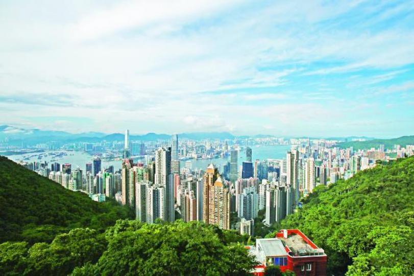 ■內地富豪來港瘋狂掃樓。 ■內地富豪來港瘋狂掃樓。