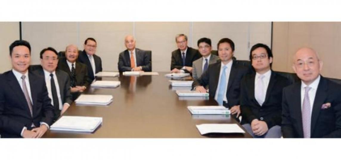■新創建年報內呢張相,原來已經用咗3個財年。互聯網圖片 ■新創建年報內呢張相,原來已經用咗3個財年。互聯網圖片