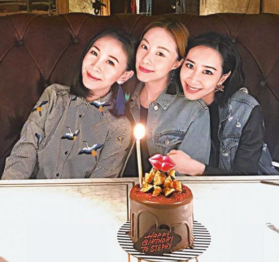 ■Kary(右)和Angela陪Stephy(中)慶生日,但Miki未有現身。互聯網圖片【兩年前】■以前四位一體的「餅碎」,因Kary與Miki緣盡,未知何時再能重現。資料圖片■Stephy剛過34歲生日,笑言生日願望不能公開。互聯網圖片■Stephy在釜山回港遇上航班延誤十小時。互聯網圖片 ■Kary(右)和Angela陪Stephy(中)慶生日,但Miki未有現身。互聯網圖片【兩年前】■以前四位一體的「餅碎」,因Kary與Miki緣盡,未知何時再能重現。資料圖片■Stephy剛過34歲生日,笑言生日願望不能公開。互聯網圖片■Stephy在釜山回港遇上航班延誤十小時。互聯網圖片