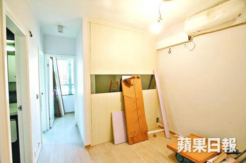 ■有住戶指因景泰苑裝修延誤,無法如期交還公屋單位。■景泰苑入伙僅3個月,部份樓層及單位需進行吊船勘察工程。 ■有住戶指因景泰苑裝修延誤,無法如期交還公屋單位。■景泰苑入伙僅3個月,部份樓層及單位需進行吊船勘察工程。