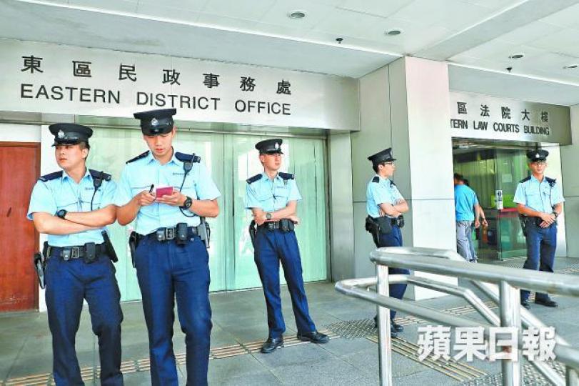 ■昨日東區法院外有多名軍裝警員駐守。許頌明攝 ■昨日東區法院外有多名軍裝警員駐守。許頌明攝