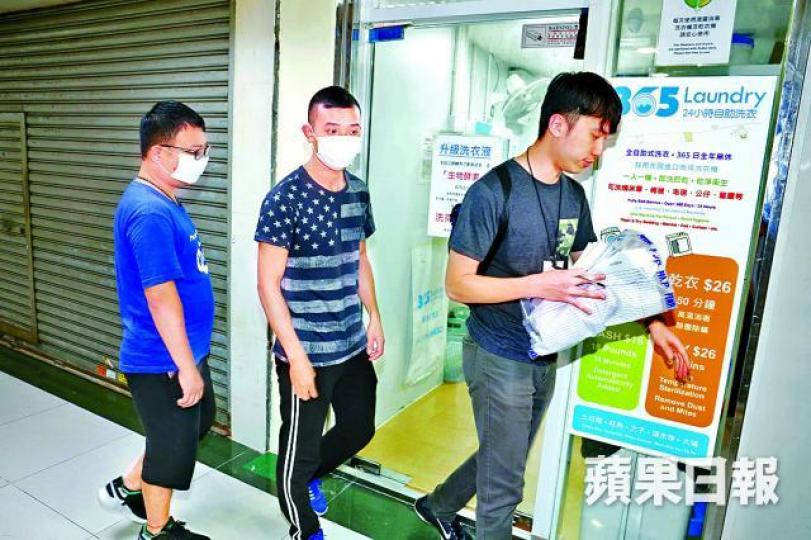 ■兩名遇劫內地漢協助調查。黃江奇攝■其中一名南亞賊人被閉路電視拍下容貌。 ■兩名遇劫內地漢協助調查。黃江奇攝■其中一名南亞賊人被閉路電視拍下容貌。
