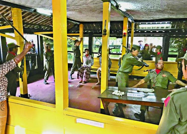 ■耶加達紀念廣場有模型展示1965年企圖政變的共產黨員虐殺軍方將領,以示大清洗有理。美聯社 ■耶加達紀念廣場有模型展示1965年企圖政變的共產黨員虐殺軍方將領,以示大清洗有理。美聯社