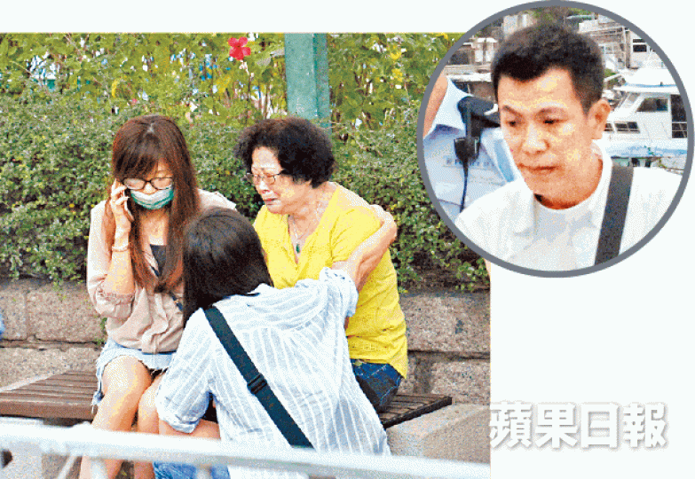 ■男事主母親以為兒子(上圖)自殺,事主女友在旁安慰。
■男事主母親以為兒子(上圖)自殺,事主女友在旁安慰。