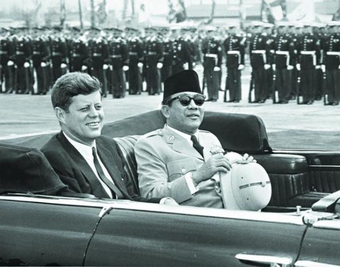 ■印尼建國總統蘇卡諾1961年訪美獲時任美國總統甘迺迪接待,後卻因被指親共成美眼中釘。■印尼軍方當年將所有疑似共產黨員都關起。美聯社 ■印尼建國總統蘇卡諾1961年訪美獲時任美國總統甘迺迪接待,後卻因被指親共成美眼中釘。■印尼軍方當年將所有疑似共產黨員都關起。美聯社