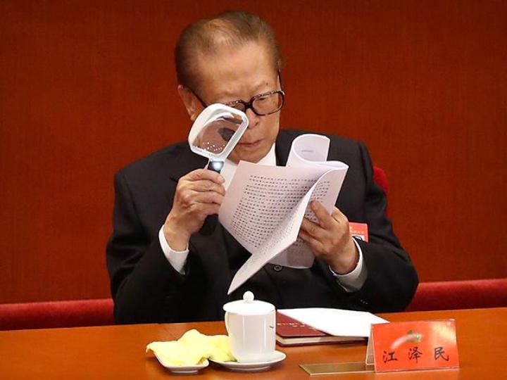■江澤民開始時精神不錯,一度拿出放大鏡仔細閱讀工作報告。美聯社看手錶打瞌睡■十九大開幕式期間,禮儀小姐於天安門廣場外拍照留念。路透社宋 平 ■江澤民開始時精神不錯,一度拿出放大鏡仔細閱讀工作報告。美聯社看手錶打瞌睡■十九大開幕式期間,禮儀小姐於天安門廣場外拍照留念。路透社宋 平