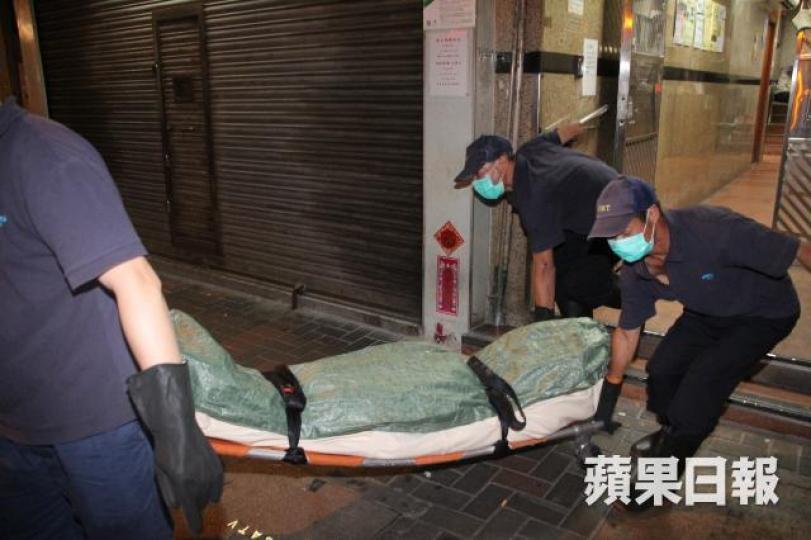 ■仵工將女死者屍體移送殮房。鄭文輝攝
■仵工將女死者屍體移送殮房。鄭文輝攝