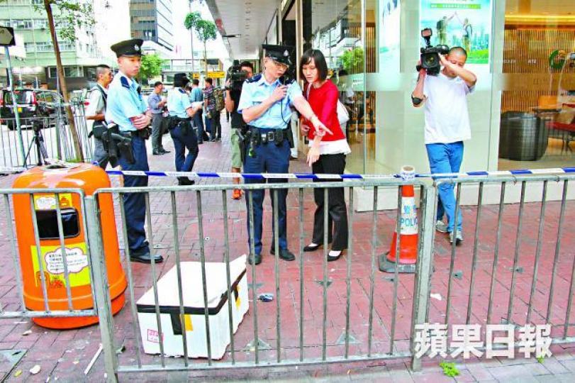■女途人對警員講述發現棄嬰經過。胡恩宏攝■涉案非裔女子被捕後送院檢查。 ■女途人對警員講述發現棄嬰經過。胡恩宏攝■涉案非裔女子被捕後送院檢查。
